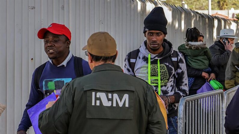 Fotografía de archivo de grupos de migrantes cubanos que hacen fila para cruzar a Estados Unidos y continuar con su proceso de asilo a través de la garita internacional del Chaparral, en Tijuana, Baja California (México), en una fotografía de archivo. EFE/ Joebeth Terríquez