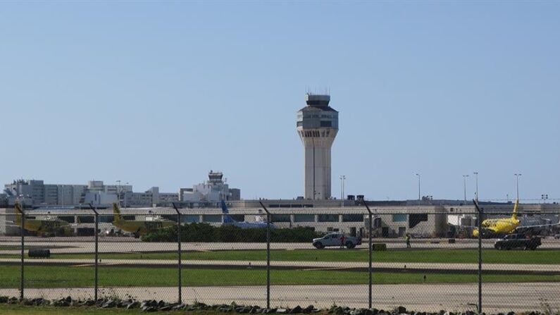 Imagen de archivo en donde se observan varios aviones en un hangar en el aeropuerto internacional Luis Muñoz Marín en Carolina, cerca de San Juan (Puerto Rico). EFE/Jorge Muñiz