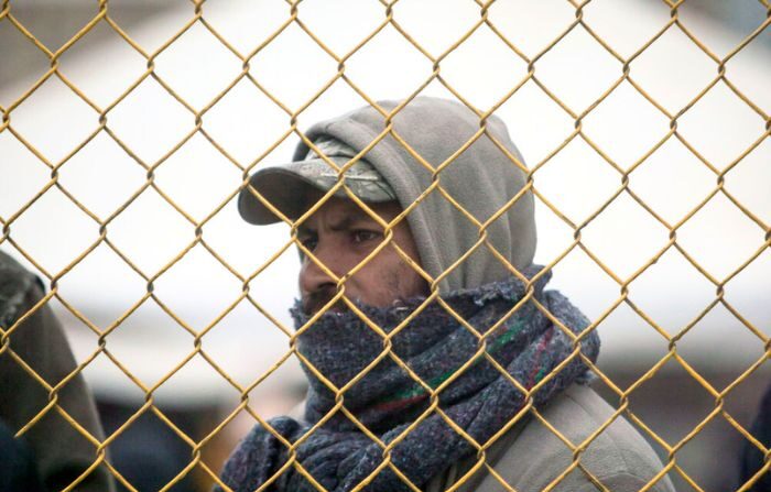 Las temperaturas gélidas del invierno que azotan en el norte de México suponen un desafío adicional a los migrantes que intentan cruzar la frontera hacia Estados Unidos. Una foto de archivo de un imgrante en Piedras Negras, Coahuila, México. (JULIO CESAR AGUILAR/AFP via Getty Images))