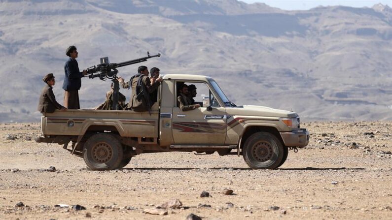 Un vehículos con tropas de los hutíes durante un encuentro para combatientes recientemente reclutados, este 22 de enero de 2024. EFE/Yahya Arhab