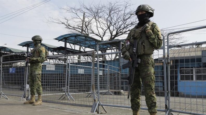 Soldados del ejército ecuatoriano vigilan afuera del Centro de Privación de Libertad Guayas No.1, el 12 de enero de 2023, en Guayaquil (Ecuador). EFE/ Carlos Durán Araújo
