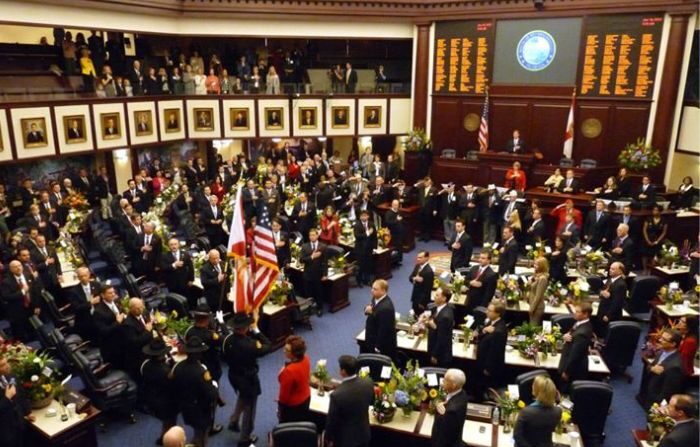 El Senado de Florida votó hoy a favor de aprobar un proyecto de ley propuesto por representantes republicanos que impedirá a los menores de 16 años hacer uso de las redes sociales. (Cámara de Florida / Dominio público)