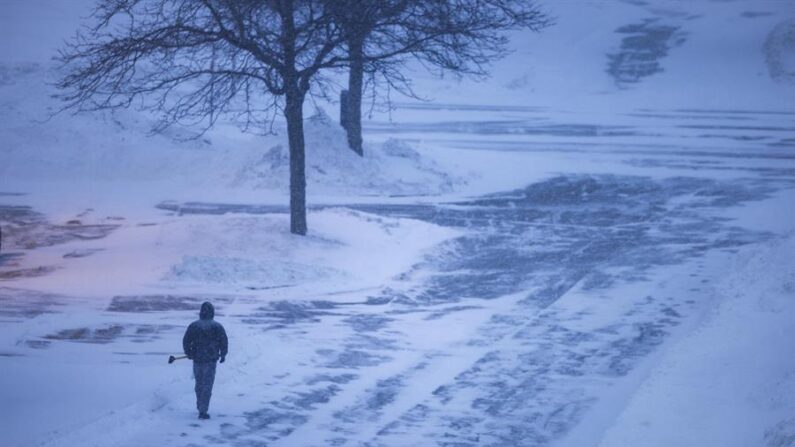 Unos 30 millones de personas se encuentran este viernes bajo alerta de tormenta de nieve, principalmente en el Medio Oeste del país y en la región de los Grandes Lagos, informó el Servicio Meteorológico Nacional (NWS, en inglés). EFE/EPA/Jim Lo Scalzo/Archivo