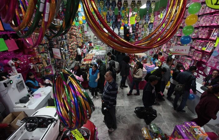 Fotografía de archivo de varias personas que acuden a una juguetería para comprar los regalos de los niños que esperan la llegada de los Reyes Magos en la Ciudad de México, México. (EFE/Sáshenka Gutiérrez)