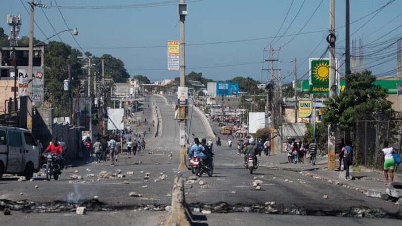 Fotografía de una calle bloqueada el 18 de enero de 2024, en Puerto Príncipe (Haití). EFE/Johnson Sabin