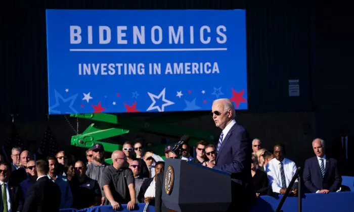 El presidente Joe Biden habla sobre las inversiones manufactureras en centros regionales de hidrógeno limpio en la Tioga Marine Terminal de Filadelfia, Pensilvania, el 13 de octubre de 2023. (Madalina Vasiliu/The Epoch Times)