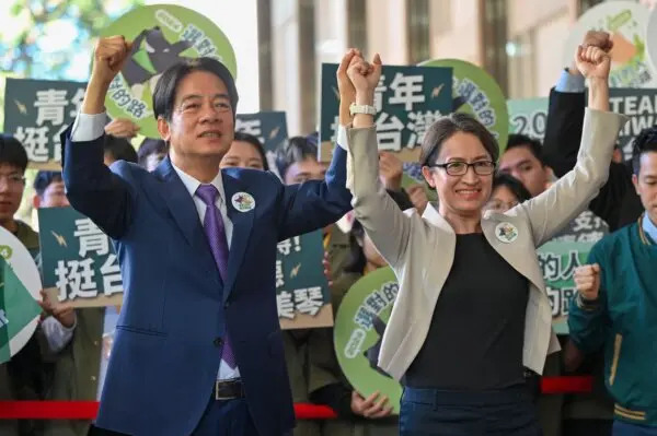  El candidato a la presidencia de Taiwán Lai Ching-te (i) y su compañero de fórmula Hsiao Bi-khim (d), del gobernante Partido Democrático Progresista (PDP), gesticulan ante sus seguidores tras inscribirse como candidatos a las elecciones presidenciales de 2024, en Taipéi, el 21 de noviembre de 2023. (Sam Yeh/AFP vía Getty Images)
