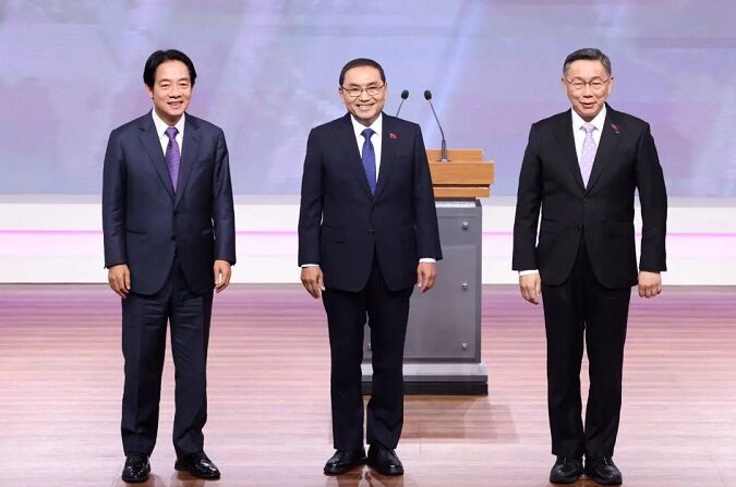 (I-D) Lai Ching-te, candidato presidencial del gobernante Partido Democrático Progresista (PDP), Hou Yu-ih, candidato presidencial del principal partido de la oposición, el Kuomintang (KMT), y Ko Wen-je, candidato presidencial del opositor Partido Popular de Taiwán (TPP), posan para una foto durante un debate en Taipei el 30 de diciembre de 2023. (Pei Chen/Pool/AFP vía Getty Images)