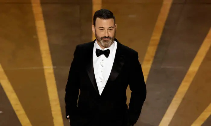 El presentador Jimmy Kimmel habla en el escenario durante la 95ª edición de los Premios de la Academia en el Dolby Theatre de Hollywood, California, el 12 de marzo de 2023. (Kevin Winter/Getty Images)
