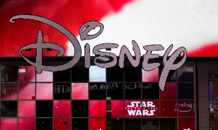 El logotipo de Disney se muestra fuera de la tienda de Disney en Times Square en Nueva York el 14 de diciembre de 2017. (Drew Angerer/Getty Images)