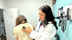Hispanos buscan médicos bilingües para desarrollar confianza sobre su salud, dice directora médica
