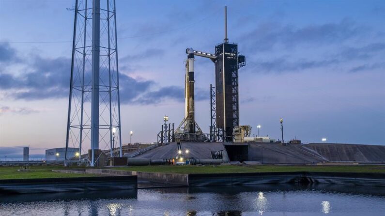 Fotografía cedida el 17 de enero de 2024, por SpaceX, en la que se registró el cohete Falcon 9 con la cápsula Dragon, que llevará la misión 3 (Ax-3) de Axiom a la Estación Espacial Internacional, en el Centro Espacial Kennedy de la NASA, en Cabo Cañaveral (Florida, EE.UU.). EFE/SpaceX