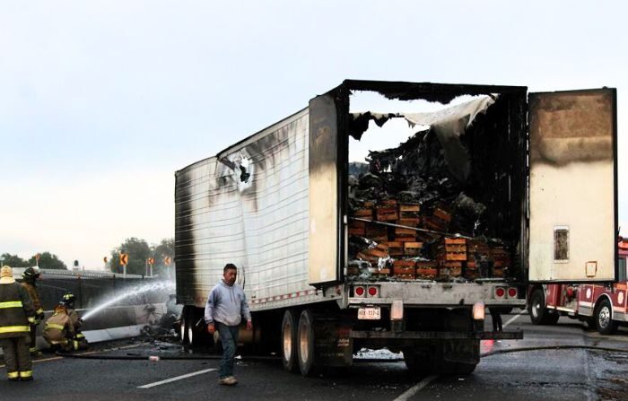 Bomberos trabajan en el control del incendio de un camión de carga hoy, 8 de enero de 2024, en la ciudad de Celaya, Guanajuato, México. (EFE/STR)