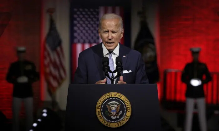 El presidente de EE.UU. Joe Biden pronuncia un discurso en el Parque Histórico Nacional de la Independencia en Filadelfia, Pensilvania, el 1 de septiembre de 2022. (Alex Wong/Getty Images)