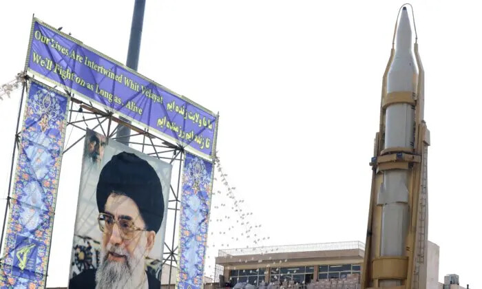 Un misil tierra-tierra iraní se muestra junto a un retrato del líder supremo de Irán, el ayatolá Ali Jamenei, en Teherán, Irán, el 27 de septiembre de 2023. (Atta Kenare/AFP vía Getty Images)