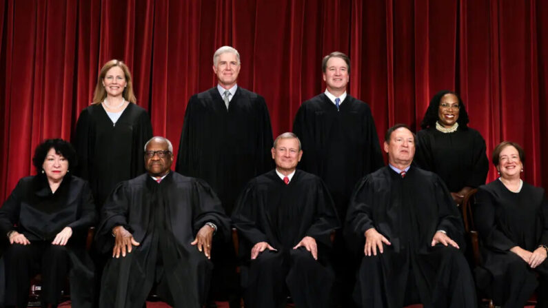 Jueces del Tribunal Supremo de Estados Unidos posan para su retrato oficial en la sede del Tribunal Supremo en Washington el 7 de octubre de 2022. (Alex Wong/Getty Images)