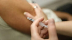 Estudio: Primeros vacunados de Pfizer contra el COVID tuvieron resultados similares a los no vacunados
