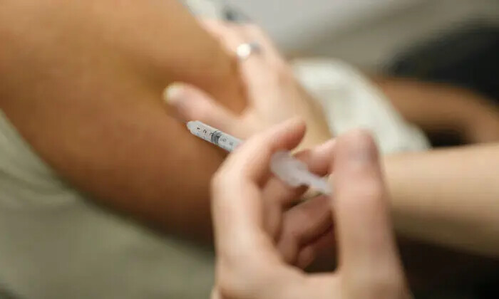 Un hombre recibe una dosis de la vacuna Comirnaty Omicron XBB 1.5 Pfizer, en una imagen de archivo. (Pascal Pochard-Casabianca/AFP vía Getty Images)
