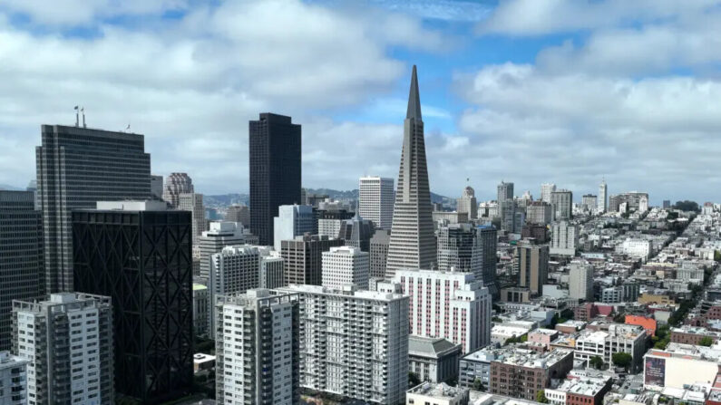 En una vista aérea, se ve el edificio Transamerica Pyramid en San Francisco, California, el 11 de mayo de 2023. El centro de San Francisco sigue luchando por mantener alquilados los locales comerciales y minoristas tras la pandemia de COVID-19. (Justin Sullivan/Getty Images)