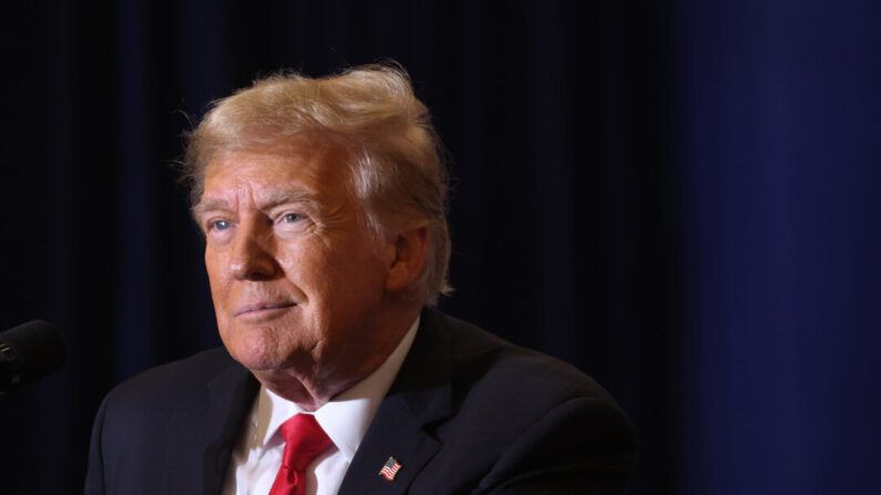 El candidato presidencial republicano, el expresidente Donald Trump, en un evento de campaña en el Hotel Hyatt en Coralville, Iowa, el 13 de diciembre de 2023. (Scott Olson/Getty Images)