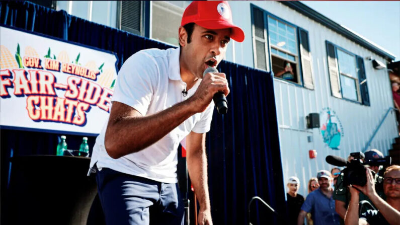 El candidato presidencial republicano Vivek Ramaswamy asiste a un evento en la Feria Estatal de Iowa en Des Moines, Iowa, el 12 de agosto de 2023. (Chip Somodevilla/Getty Images)