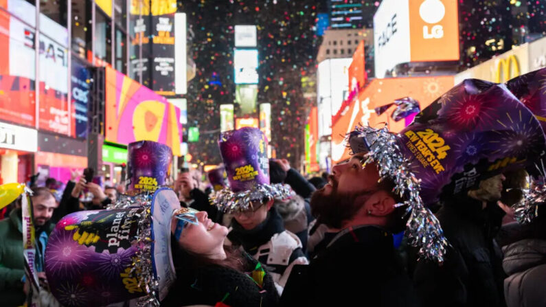 Los juerguistas celebran el Año Nuevo en Times Square, Nueva York, el 1 de enero de 2024. (Adam Gray/Getty Images)

