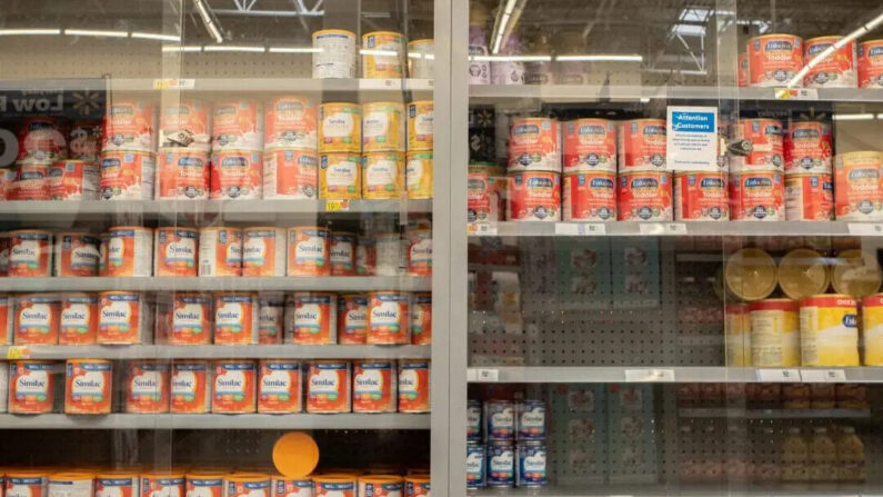 Estantes de fórmula infantil se ven en un Walmart Supercenter en Houston, Texas, el 8 de julio de 2022. (Brandon Bell/Getty Images)