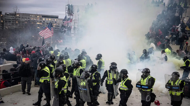 Agentes de la Policía del Capitolio utilizan gas pimienta y gas lacrimógeno para desalojar a los manifestantes del Capitolio de EE.UU., el 6 de enero de 2021. (Brent Stirton/Getty Images)