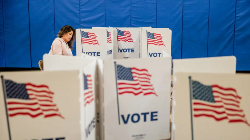 Una mujer vota en las elecciones primarias presidenciales demócratas en un centro de votación el Súper Martes en Herndon, Virginia, el 3 de marzo de 2020. (Samuel Corum/Getty Images)
