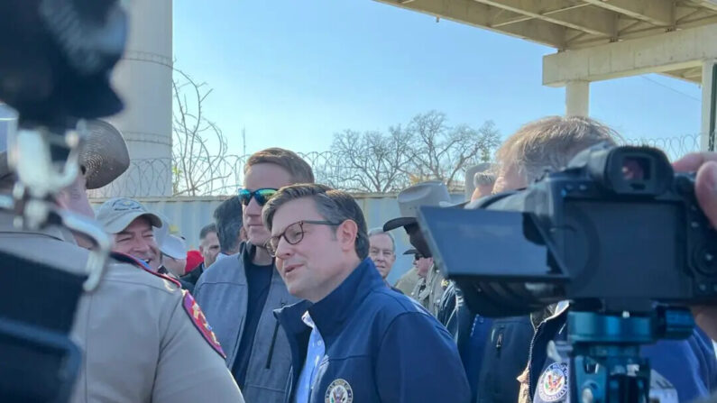 El presidente de la Cámara de Representantes Mike Johnson (R-La.) en una reunión informativa con el Departamento de Seguridad Pública de Texas en el Parque Shelby en la frontera entre EE.UU. y México en Eagle Pass, Texas, el 3 de enero de 2024. (Charlotte Cuthbertson/The Epoch Times)