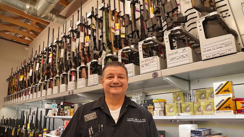 Henry Escobar, gerente de MPP Guns en Phoenix, Arizona, detrás del mostrador el 6 de enero de 2024. (Allan Stein/The Epoch Times)