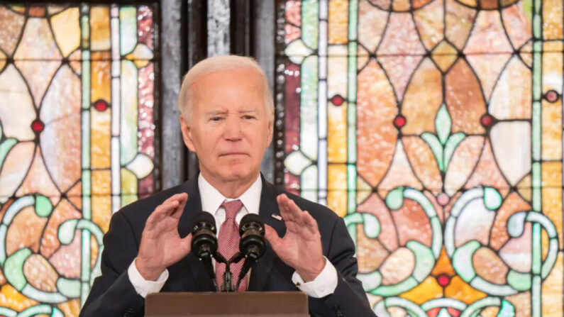 El presidente Joe Biden habla durante un acto de campaña en la iglesia Emanuel AME de Charleston, Carolina del Sur, el 8 de enero de 2024. (Sean Rayford/Getty Images)