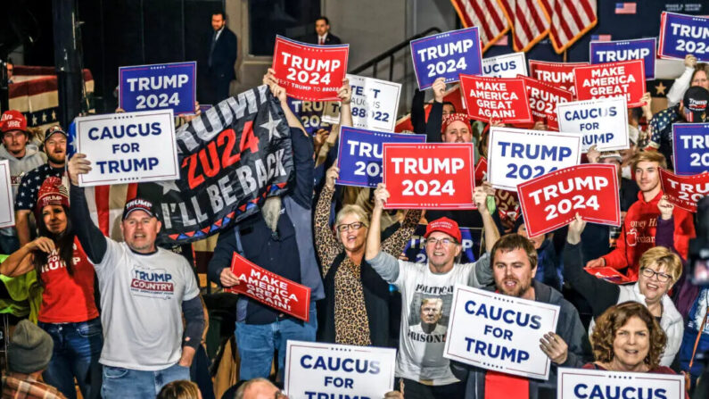 Simpatizantes esperan la llegada del candidato presidencial republicano Donald Trump durante un mitin "Commit to Caucus" en Clinton, Iowa, el 6 de enero de 2024. (Tannen Maury/afp/AFP vía Getty Images)