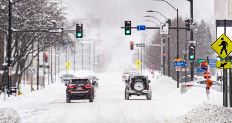 Un día de nieve en el centro de Des Moines antes de las asambleas electorales de Iowa, la mayoría de los eventos fueron cancelados debido a las nevadas y el viento en Des Moines, Iowa, el 12 de enero de 2024. (Madalina Vasiliu/The Epoch Times)
