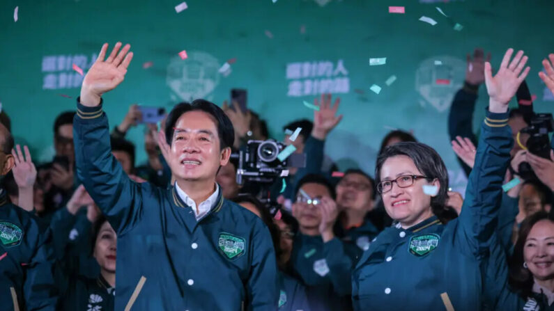 Confeti vuela sobre el escenario y la multitud mientras el vicepresidente de Taiwán y presidente electo del Partido Democrático Progresista (PPD), Lai Ching-te (centro izquierda) y su compañera de fórmula Hsiao Bi-khim (centro derecha), hablan con sus partidarios en un mitin en en la sede del partido, en Taipéi, Taiwán, el 13 de enero de 2024. (Annabelle Chih/Getty Images)
