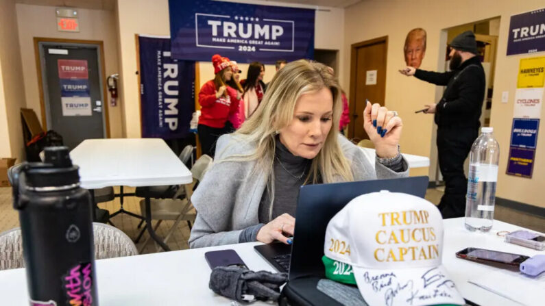 Trump lidera por amplio margen la encuesta final previa al caucus de Iowa
Deborah Renae, voluntaria de Trump, gestiona un centro de llamadas a las afueras de Des Moines, Iowa, el 13 de enero de 2024. (John Fredricks/The Epoch Times)