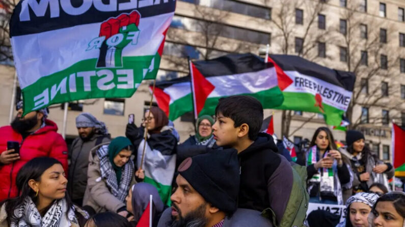 Participantes en una manifestación en Washington por Gaza mostraron su apoyo ondeando banderas palestinas durante el evento frente a la Casa Blanca, en Washington, el 13 de enero de 2024. (Ali Khaligh/Middle East Images/AFP vía Getty Images)
