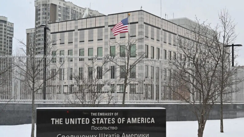 El edificio de la embajada estadounidense en Kiev, Ucrania, el 24 de enero de 2022. (Sergei Supinsky/AFP vía Getty Images)