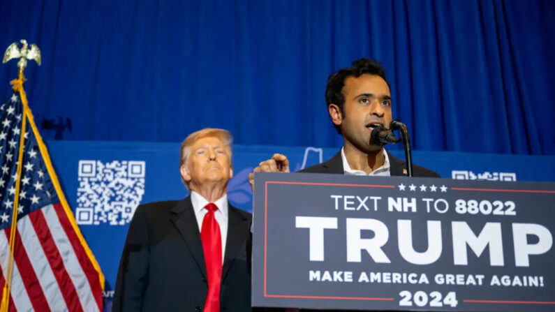 El empresario Vivek Ramaswamy respalda al candidato presidencial republicano, el expresidente de Estados Unidos, Donald Trump, durante un mitin de campaña en el Atkinson Country Club, en Atkinson, Nueva Hampshire, el 16 de enero de 2024. (Brandon Bell/Getty Images)
