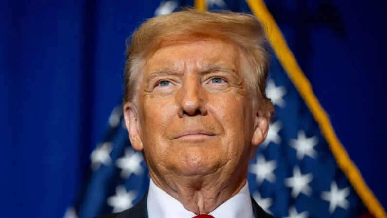 El candidato presidencial republicano, el expresidente Donald Trump, observa durante un mitin de campaña en el Atkinson Country Club, en Atkinson, New Hampshire, el 16 de enero de 2024. (Brandon Bell/Getty Images)
