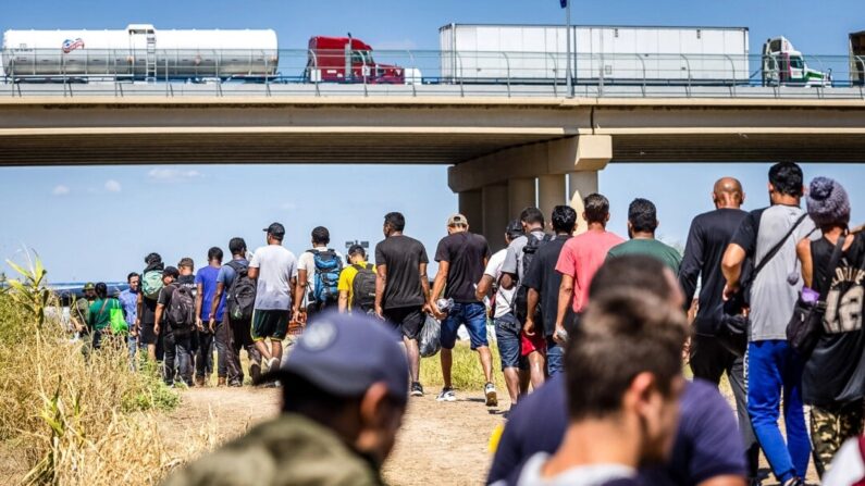 Inmigrantes caminan hacia un puesto de control de la Patrulla Fronteriza de EE.UU. después de cruzar la frontera entre EE.UU. y México, en Eagle Pass, Texas, el 28 de septiembre de 2023. (John Moore/Getty Images)