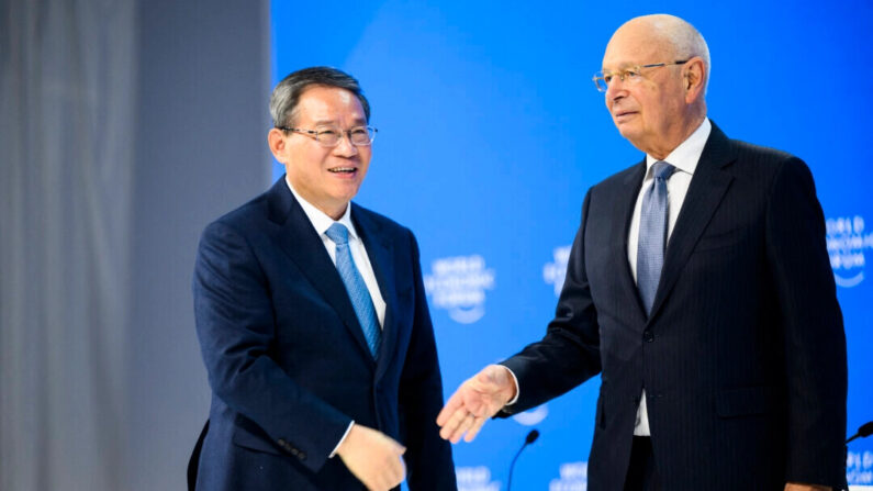 El Primer Ministro de China, Li Qiang (izq.), y el alemán Klaus Schwab, fundador y presidente ejecutivo del Foro Económico Mundial, durante una sesión plenaria en el Salón de Congresos de la 54° reunión anual del Foro Económico Mundial (FEM), en Davos, Suiza, el 16 de enero de 2024. (LAURENT GILLIERON/POOL/AFP vía Getty Images)

