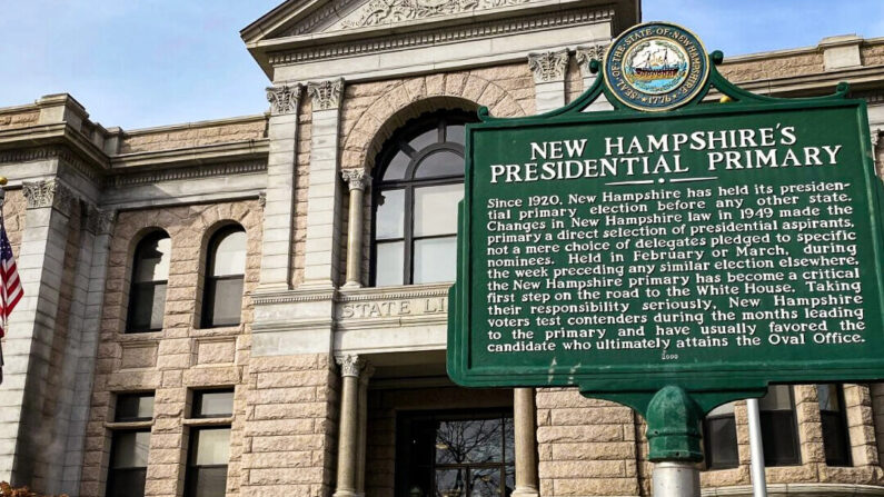 En el exterior de la biblioteca estatal de Nuevo Hampshire, una gran placa conmemora el histórico puesto de Nueva Hampshire como sede de las primeras primarias presidenciales del país (Alice Giordano/The Epoch Times)