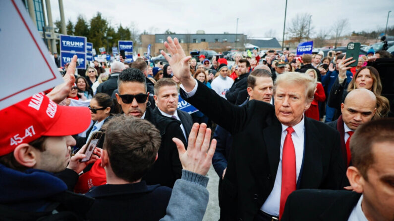 El candidato presidencial republicano, el expresidente Donald Trump, visita un sitio de votación en la escuela secundaria Londonderry en Londonderry, Nueva Hampshire, el día de las primarias, el 23 de enero de 2024. (Chip Somodevilla/Getty Images)