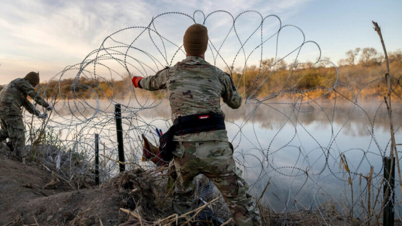 Soldados de la Guardia Nacional de Texas instalan alambre de púas adicional a lo largo del Río Grande, en Eagle Pass, Texas, el 10 de enero de 2024. (John Moore/Getty Images)
