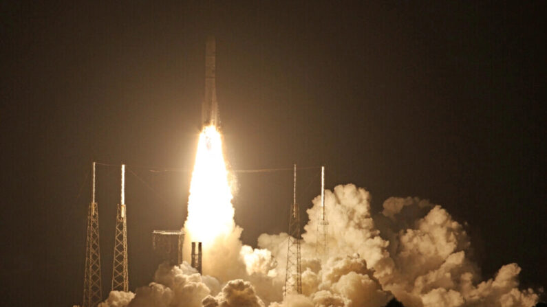 El Vulcan Centaur de United Launch Alliance (ULA) despega de la Estación de la Fuerza Espacial de Cabo Cañaveral, en Cabo Cañaveral, Florida, el 8 de enero de 2024. (Gregg Newton/AFP vía Getty Images)
