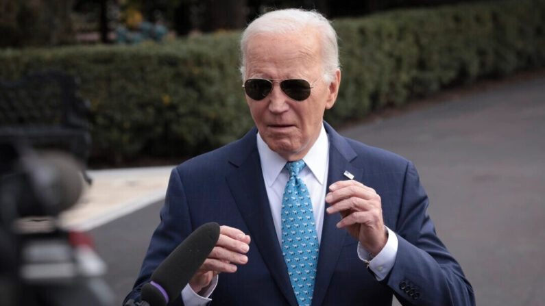 El presidente Joe Biden responde preguntas al salir de la Casa Blanca, el 30 de enero de 2024. (Win McNamee/Getty Images)

