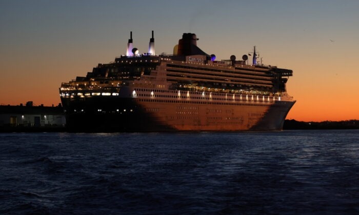El crucero Queen Mary 2 de Cunard Line, propiedad de Carnival Corporation & plc. se ve atracado en la Terminal de Cruceros de Brooklyn mientras la variante del coronavirus Omicron continúa propagándose en Brooklyn, Nueva York, Estados Unidos, 20 de diciembre de 2021. (REUTERS/Andrew Kelly)
