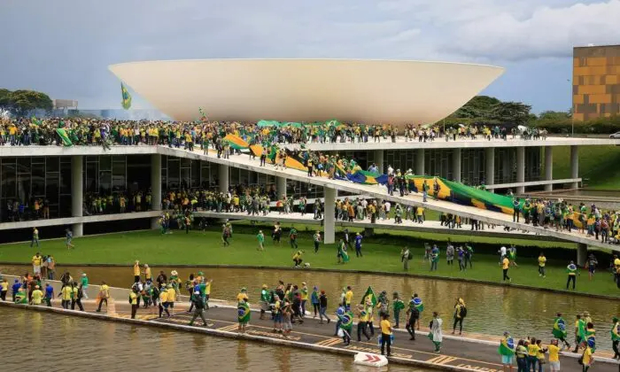 Manifestantes invaden el Congreso Nacional en Brasilia el 8 de enero de 2023. (Sergio Lima/AFP vía Getty Images)