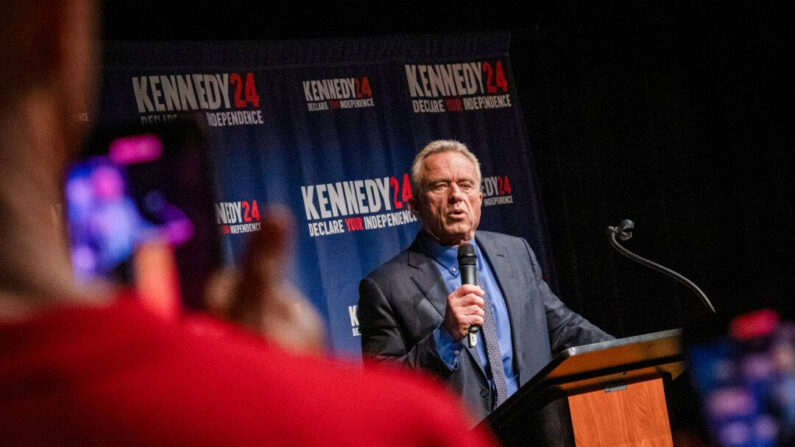 El candidato presidencial independiente Robert F. Kennedy Jr. habla durante un acto de campaña en Miami, Florida, el 12 de octubre de 2023. (Eva Marie Uzcategui/Getty Images)